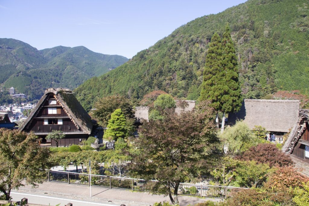 温泉に浸かる女性